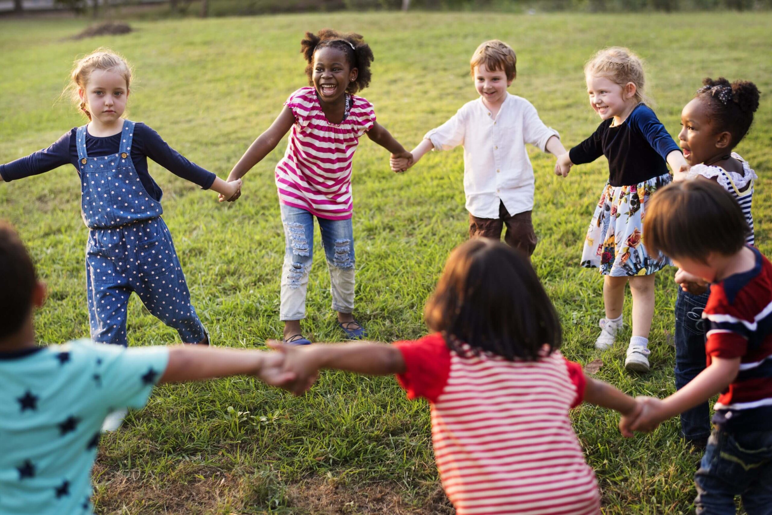 weboptimiert-diverse Kindergruppe