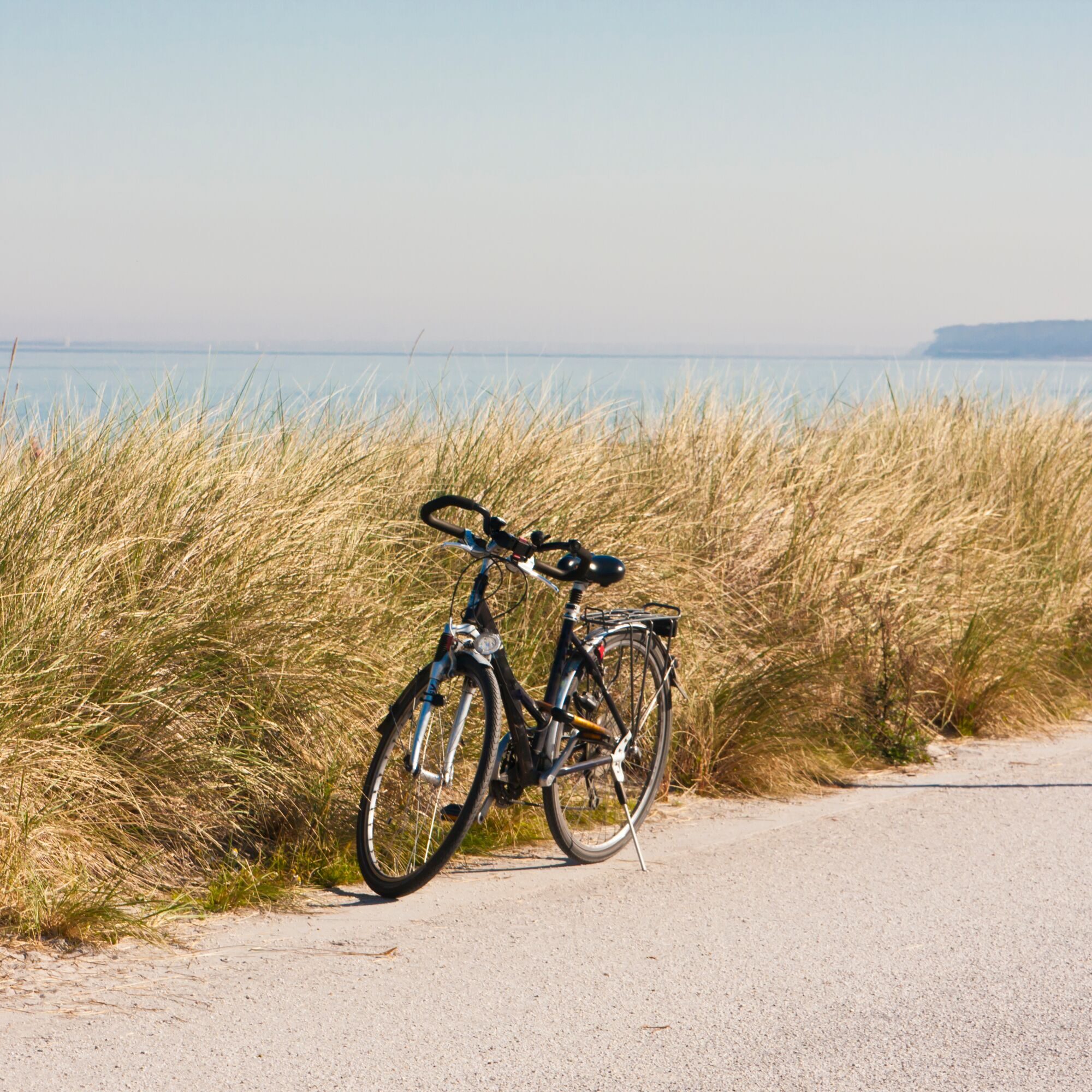 weboptimiert-Fahrrad-am-Meer-scaled-aspect-ratio-1-1